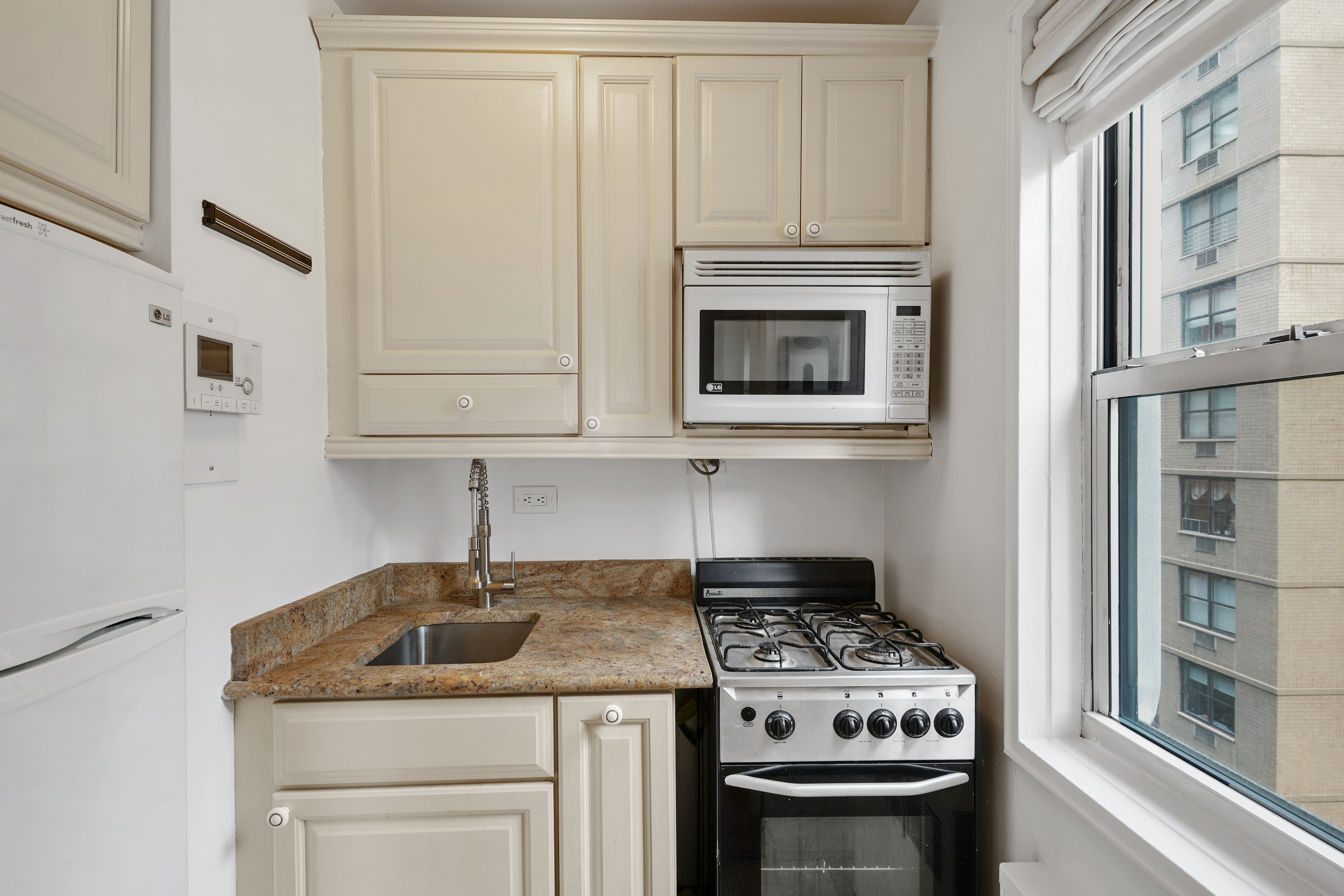 321 East 45th Street, Unit 10J Manhattan, NY 10017 - Photo 5 of 10