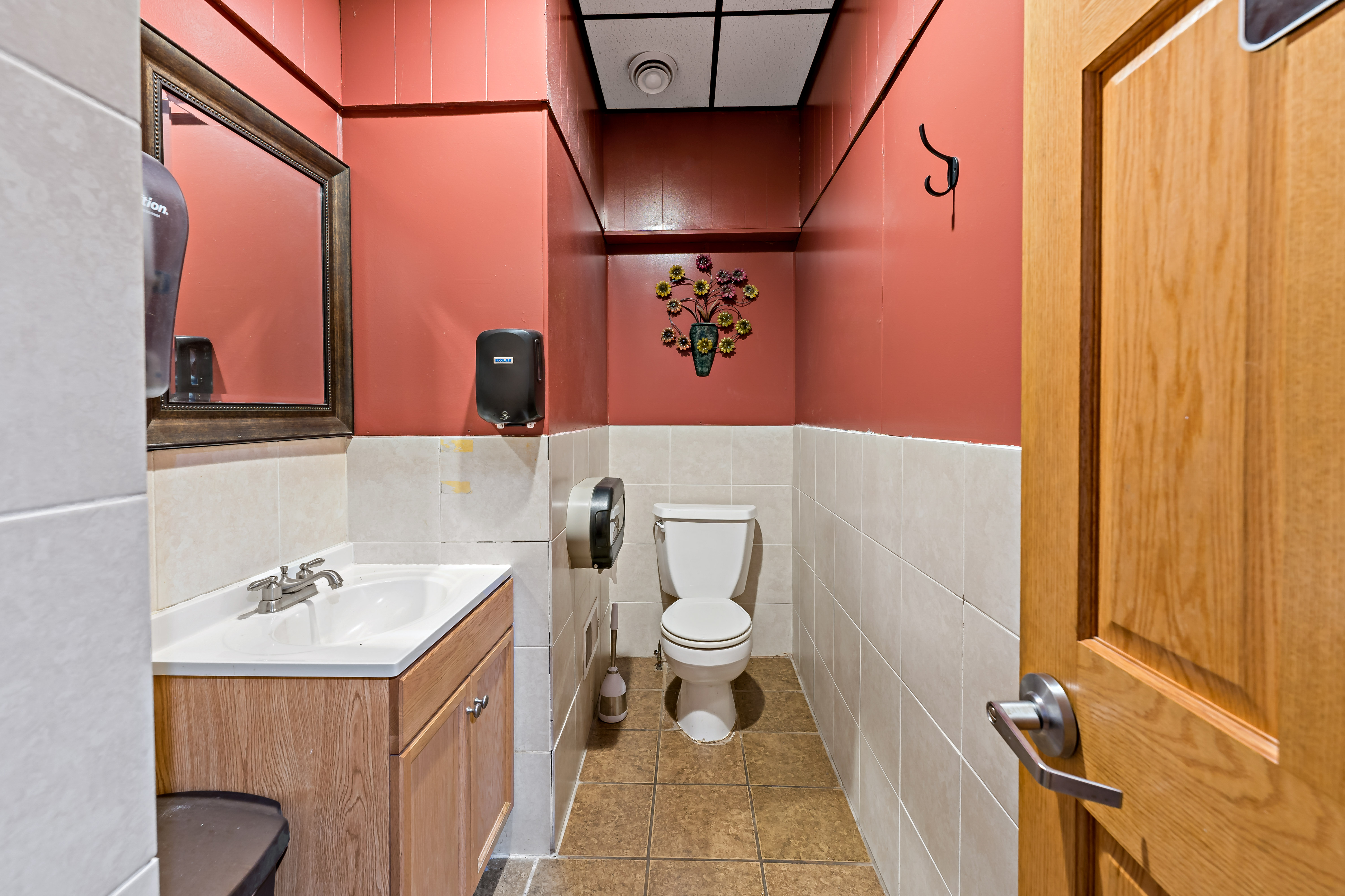 180 Butler Road Saxonburg, PA 16056 - Photo 20 of 52 a bathroom with a sink a toilet and mirror
