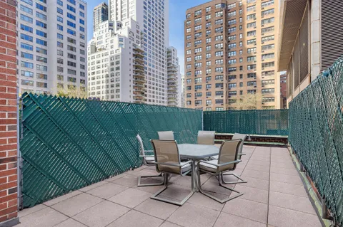 $925,000 | 301 East 62nd Street, Unit 2B | Lenox Hill
