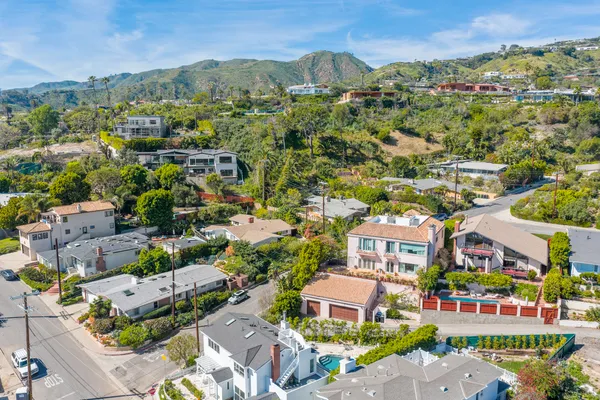 $2,399,000 | 913 Chattanooga Avenue, Pacific Palisades, CA 90272