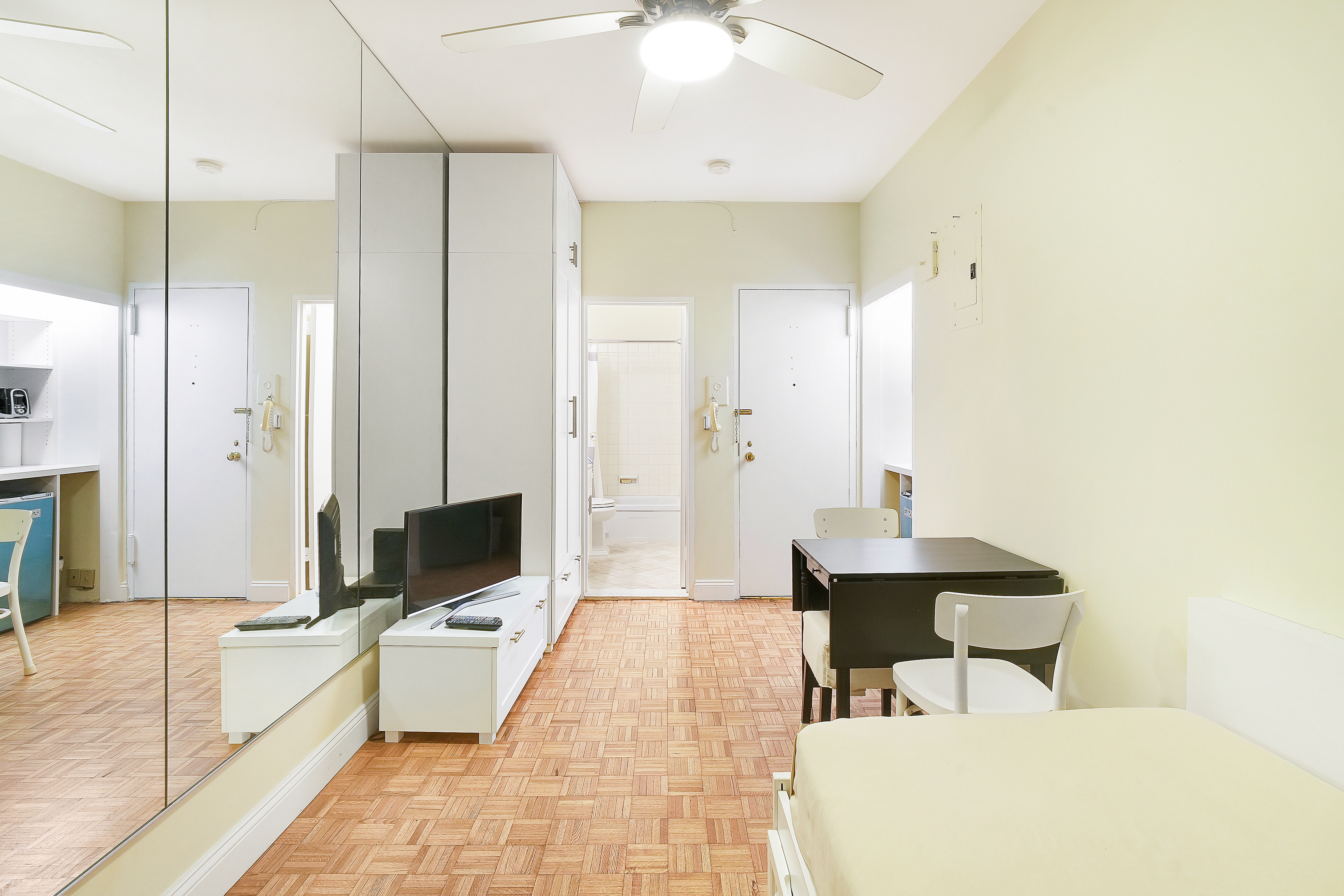 475 Park Avenue, Unit 3D5 Manhattan, NY 10022 - Photo 4 of 18 a spacious bedroom with a bed and a chandelier