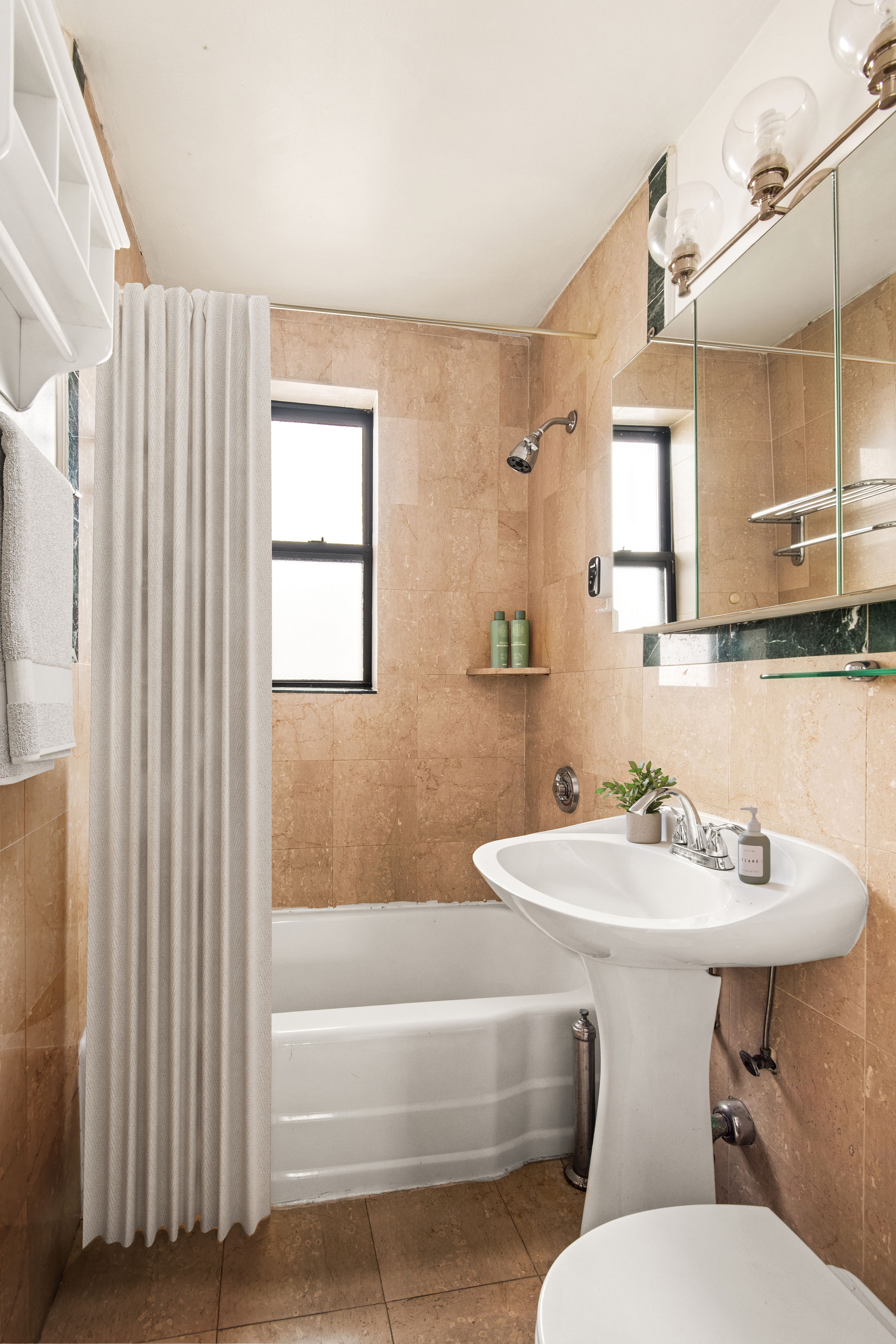 208 East 70th Street, Unit 6D Manhattan, NY 10021 - Photo 4 of 7 Gallery Image 4