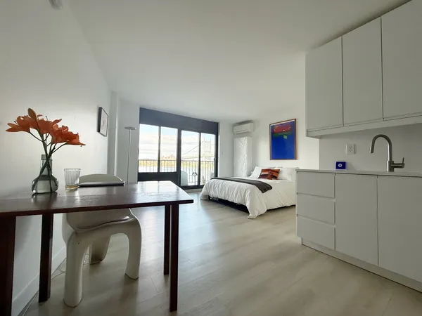 $575,000 | 25-40 Shore Boulevard, Unit 3P | Astoria