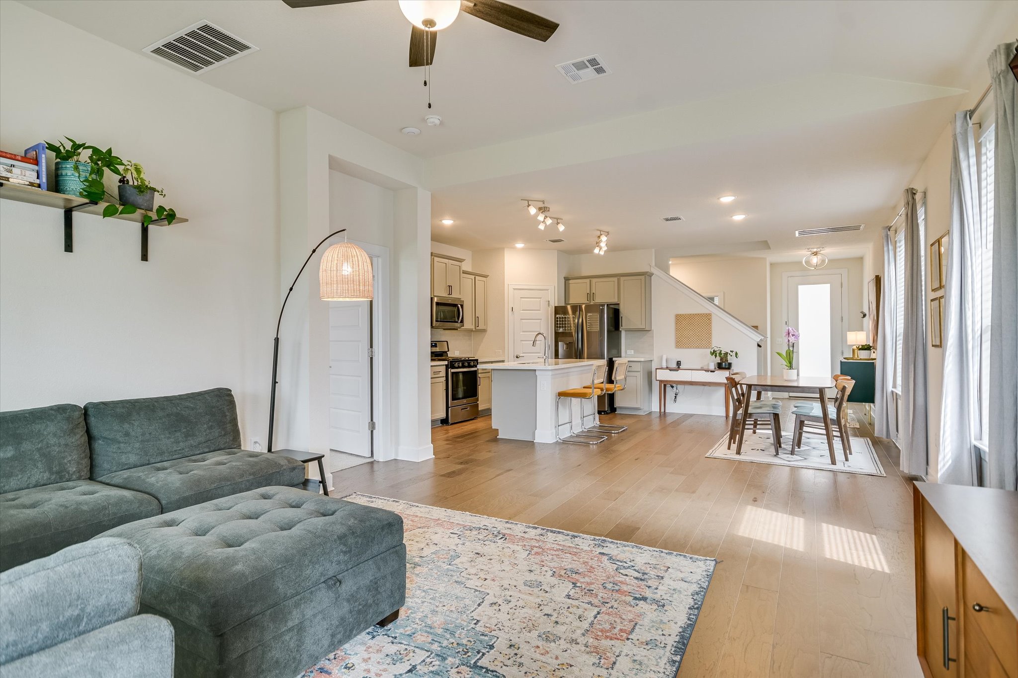 8607 McKamy Drive Austin, TX 78744 - Photo 2 of 28 a living room with furniture and kitchen view