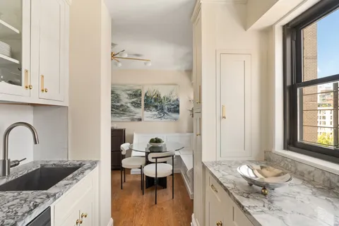 $935,000 | 178 East 80th Street, Unit 15C | Upper East Side