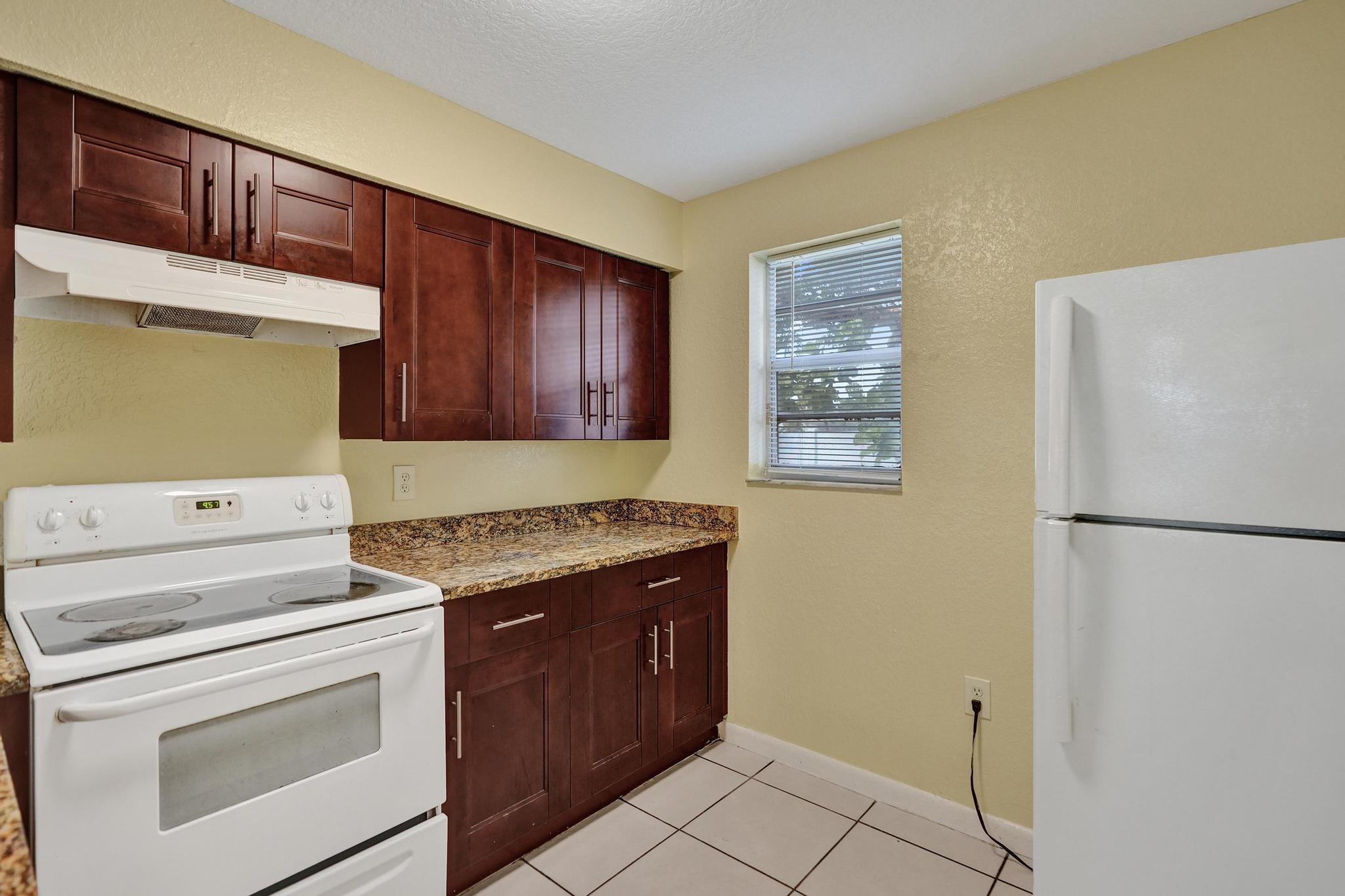 1101 Prospect Road Fort Lauderdale, FL 33309 - Photo 6 of 34 a utility room with dryer and washer