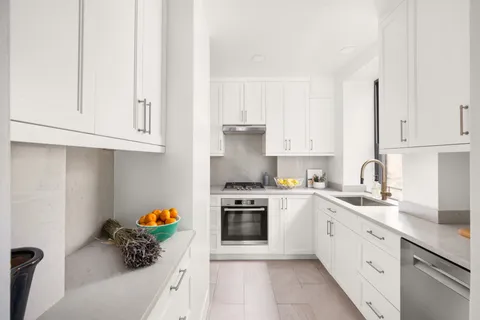 $2,350,000 | 119 West 71st Street, Unit 9B | Upper West Side