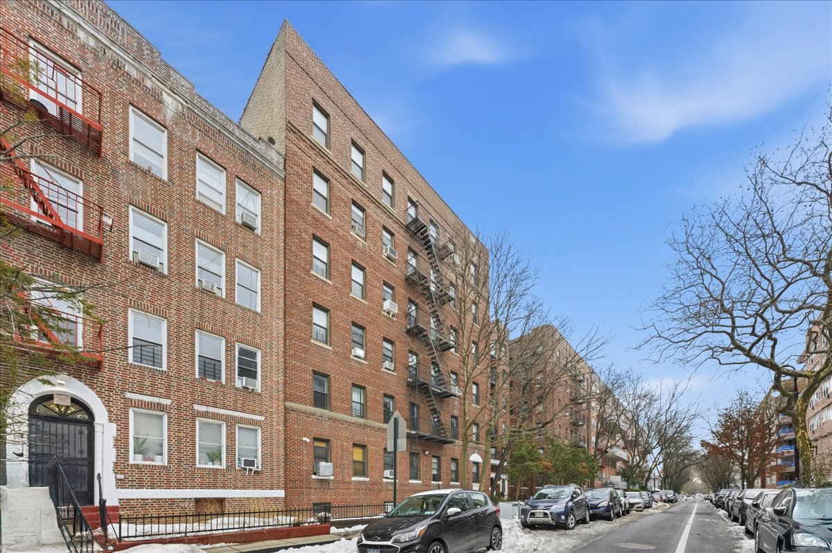 385 Argyle Road, Unit 4A Brooklyn, NY 11218 - Photo 20 of 21 a front view of a building