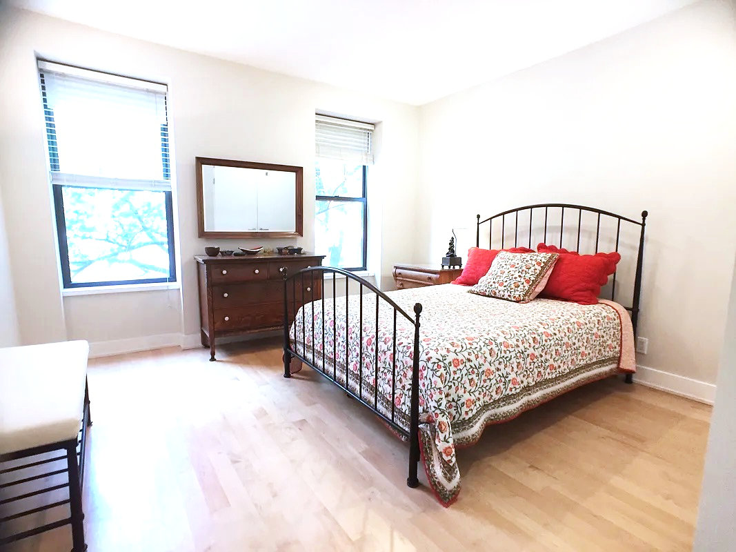 284 Warren Street, Unit 2 Brooklyn, NY 11201 - Photo 2 of 7 a bedroom with a bed and a window
