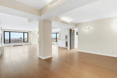 $5,995,000 | 200 Central Park South, Unit 35A | Central Park South