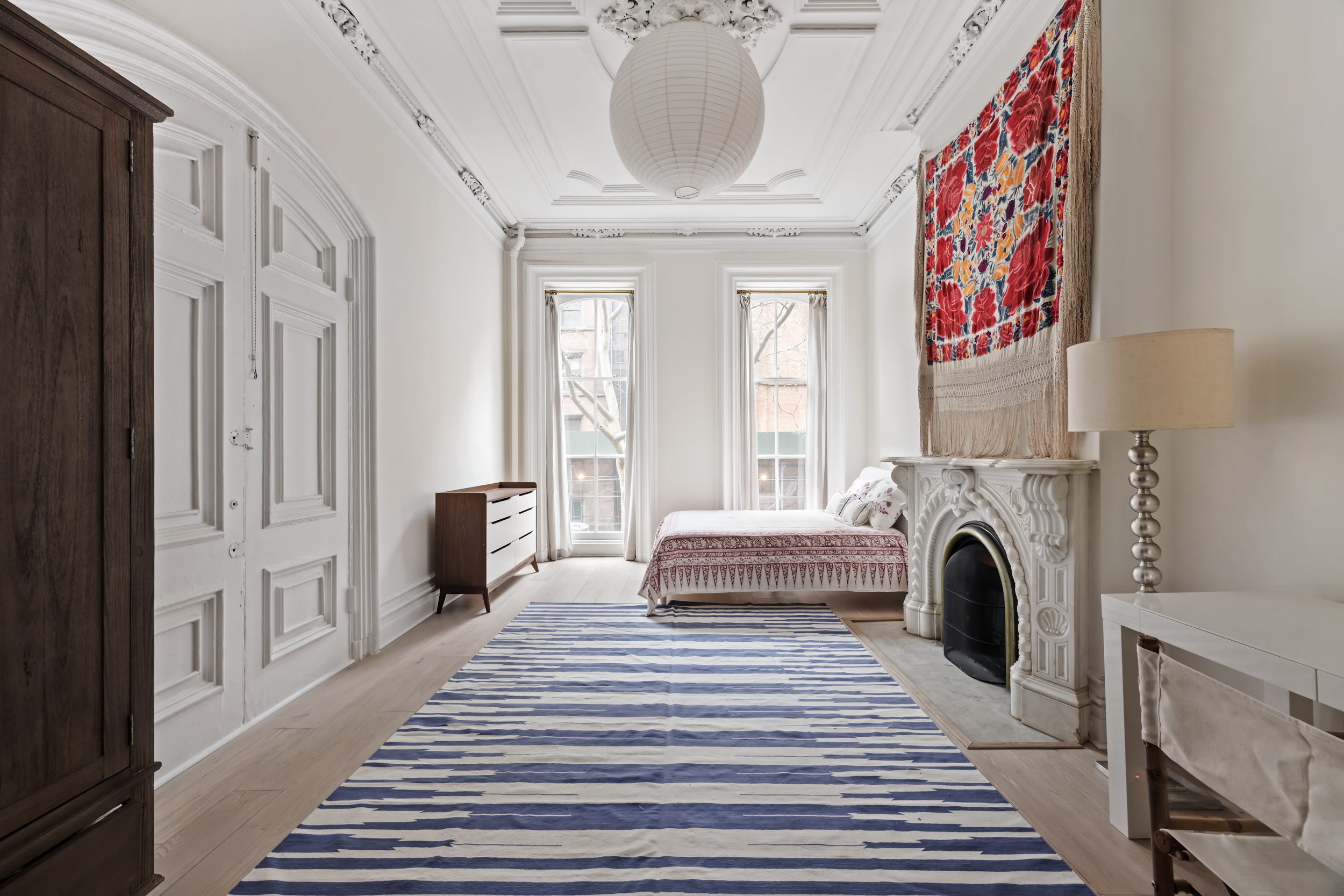 427 West 21st Street, Unit PARLOR Manhattan, NY 10011 - Photo 12 of 19 a bedroom with a bed and a chandelier