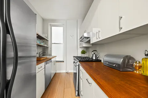 $929,000 | 252 Greene Avenue, Unit 2B | Clinton Hill