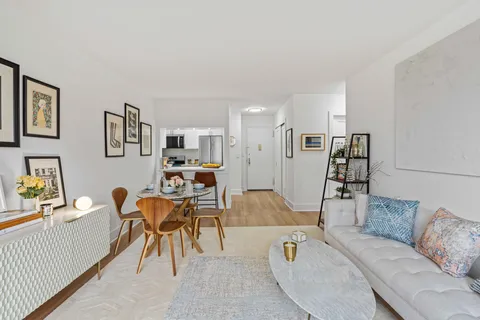 $875,000 | 400 East 54th Street, Unit 22D | Sutton Place