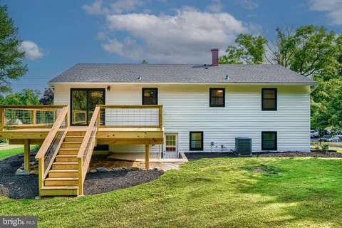 a view of house with front yard