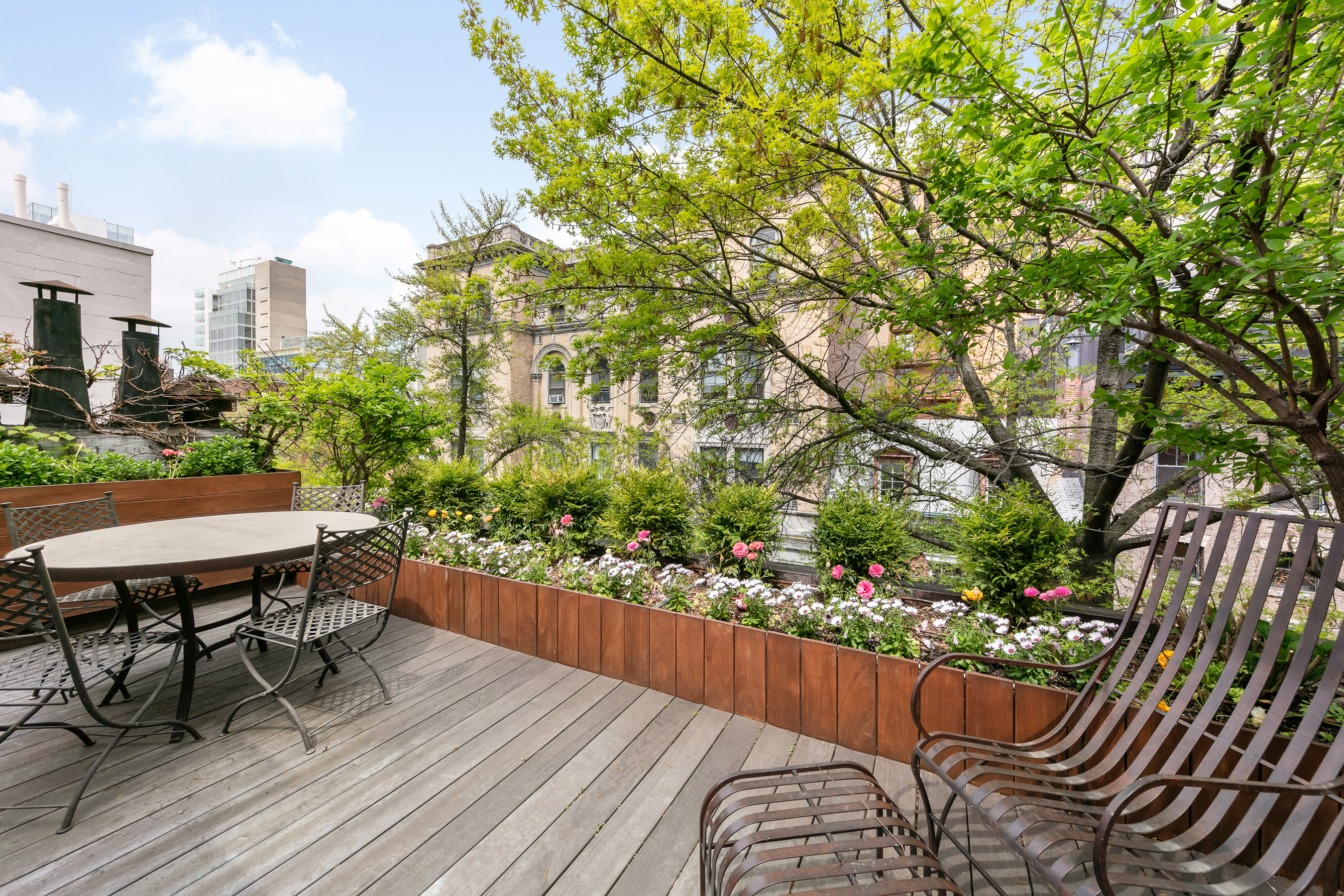 130 Charles Street Manhattan, NY 10014 - Photo 12 of 14 a view of a chairs and table in the balcony