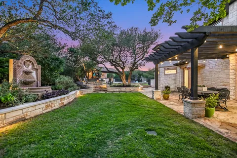 a view of a house with backyard and sitting area