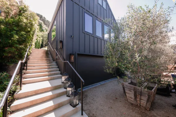 $2,550,000 | 28960 Crags Drive, Agoura Hills, CA 91301