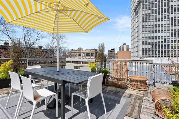 $1,200,000 | 457 West Fullerton Parkway, Unit 2W, Chicago, IL 60614