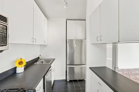 $950,000 | 360 East 88th Street, Unit 9B | Upper East Side