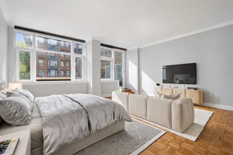 $665,000 | 404 East 76th Street, Unit 2O | Lenox Hill