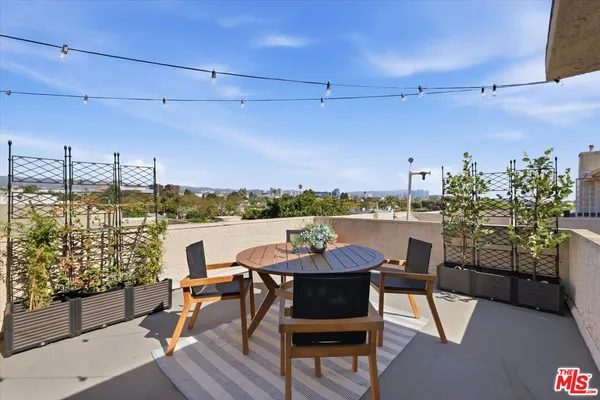 $1,180,000 | 12321 Ocean Park Boulevard, Unit 18, Los Angeles, CA 90064