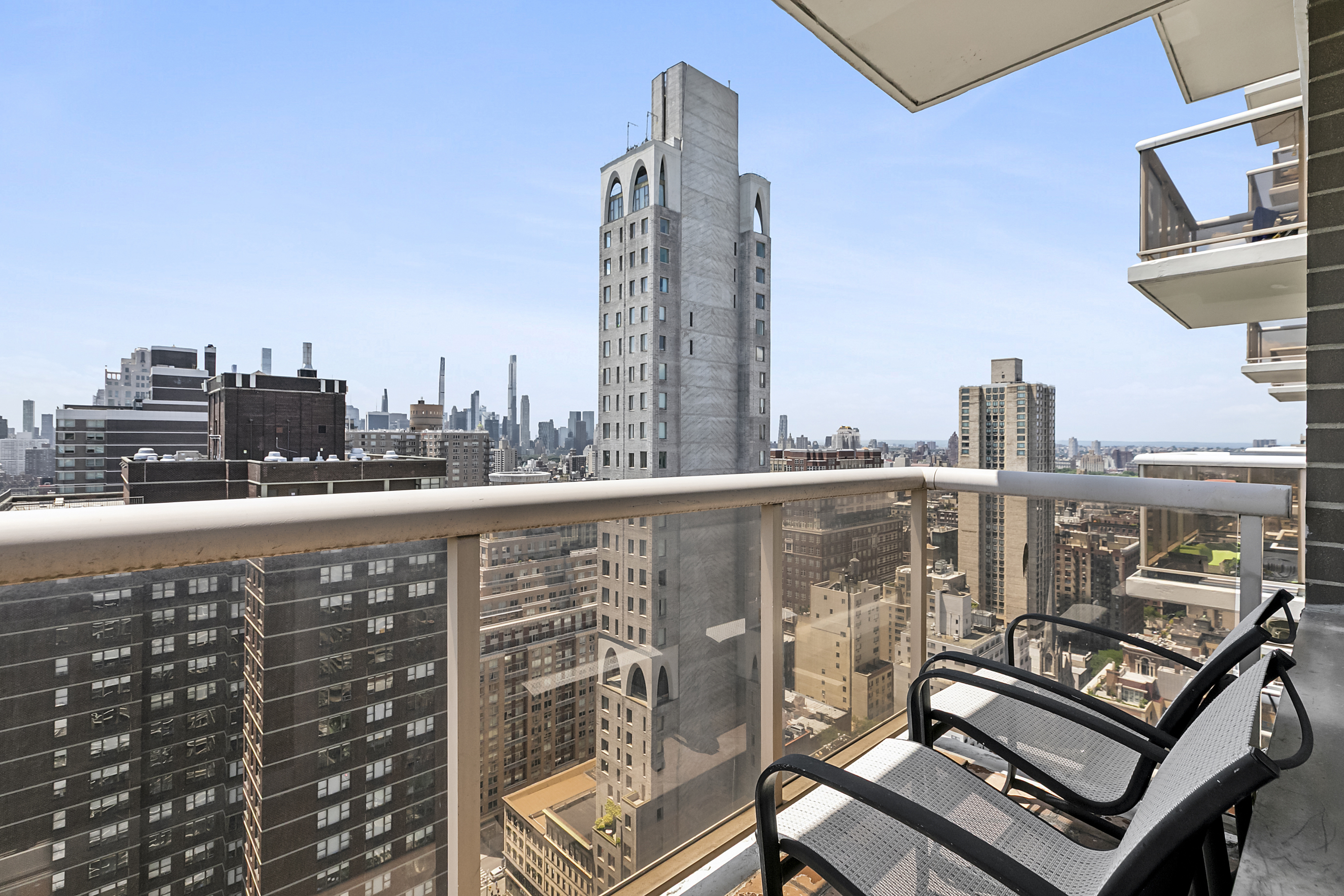 200 East 89th Street, Unit 34CD Manhattan, NY 10128 - Photo 4 of 20 a view of a balcony with city view