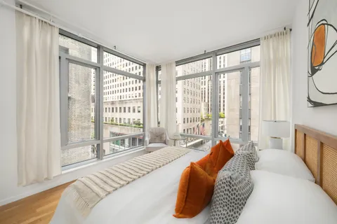 $1,088,000 | 18 West 48th Street, Unit 4F | Midtown Central