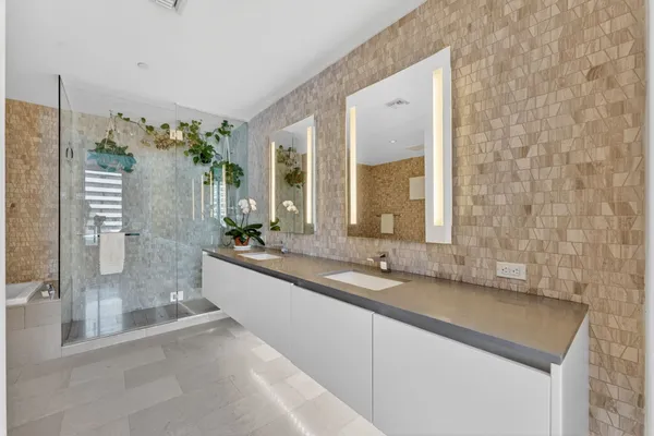 $1,300,000 | 88 Southwest 7th Street, Unit 1012, Miami, FL 33130