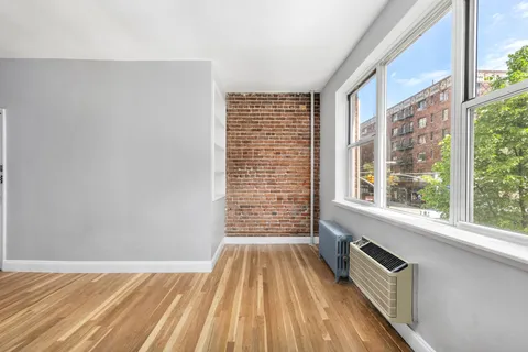 $895,000 | 459 Hudson Street, Unit 2A | West Village