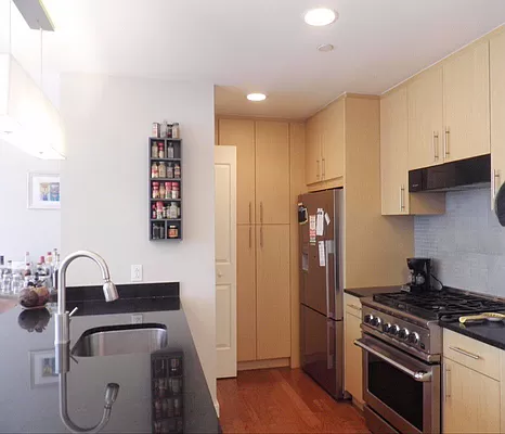 48-15 11th Street, Unit 8C Queens, NY 11101 - Photo 2 of 10