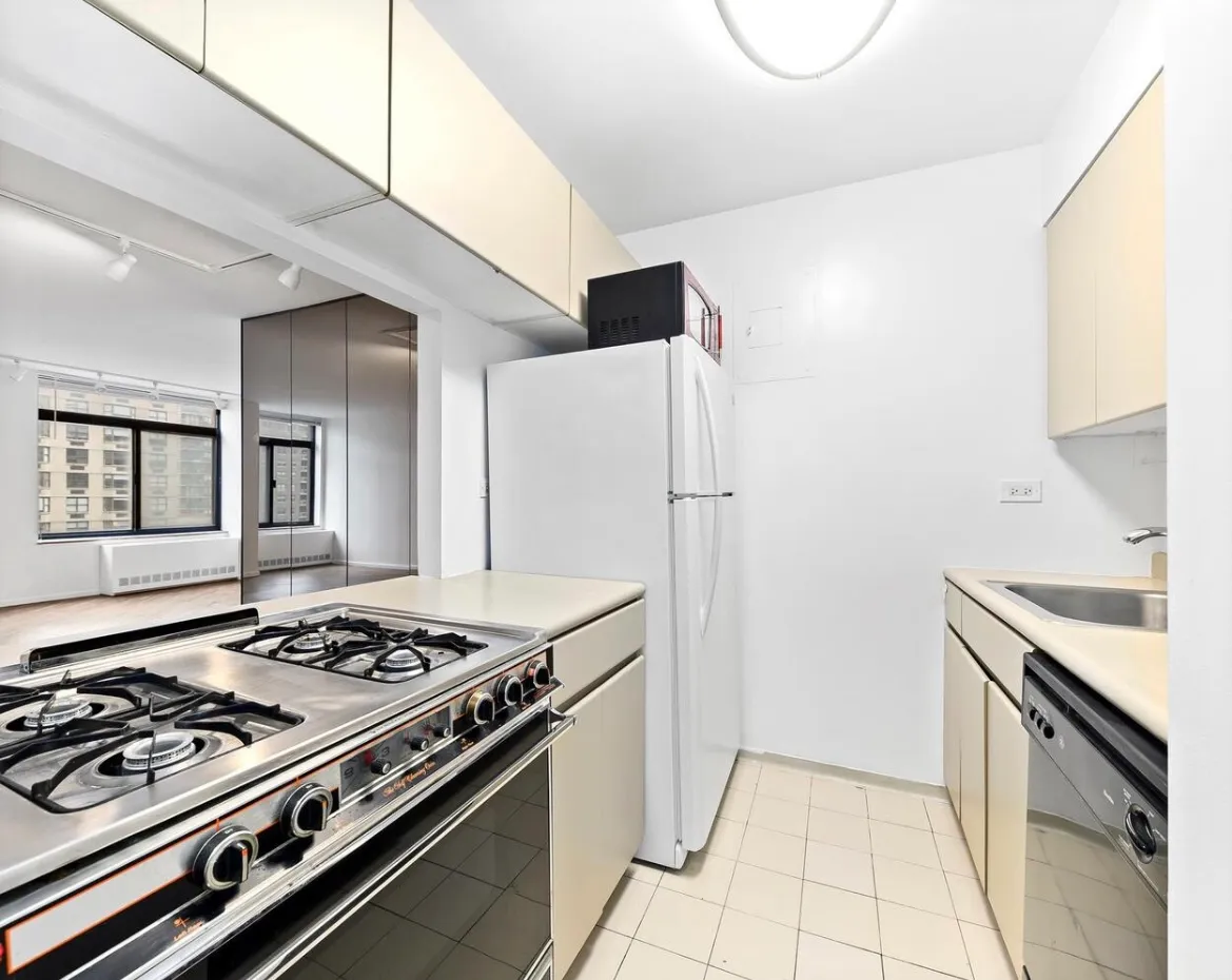 $3,900 | 400 East 70th Street, Unit 807 | Lenox Hill