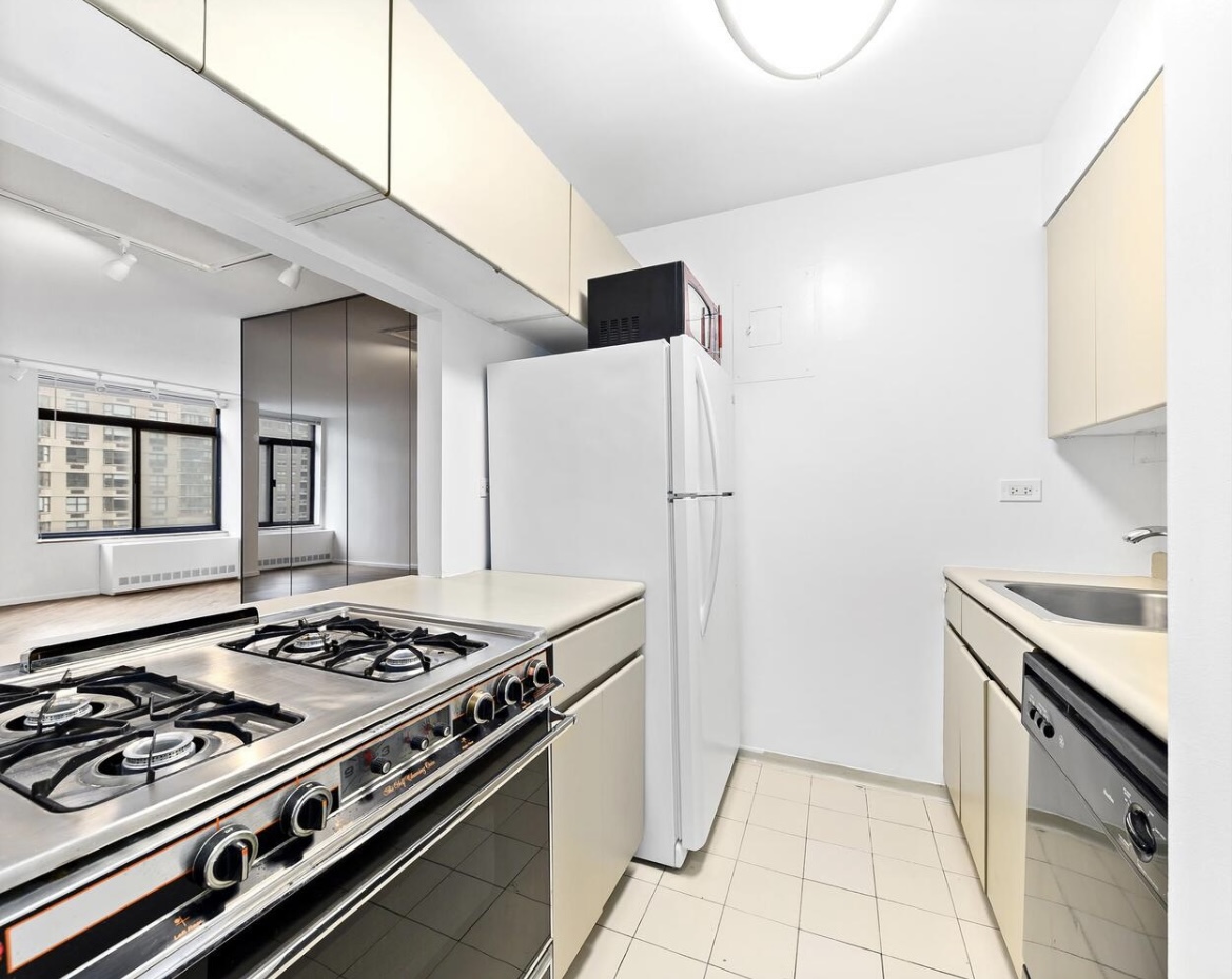 400 East 70th Street, Unit 807 Manhattan, NY 10021 - Photo 3 of 9 a kitchen with a stove and a refrigerator