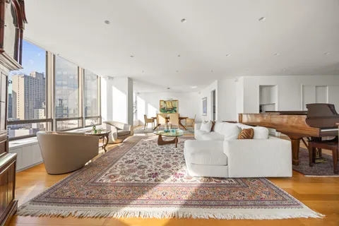 $1,550,000 | 860 United Nations Plaza, Unit 16G | Midtown East