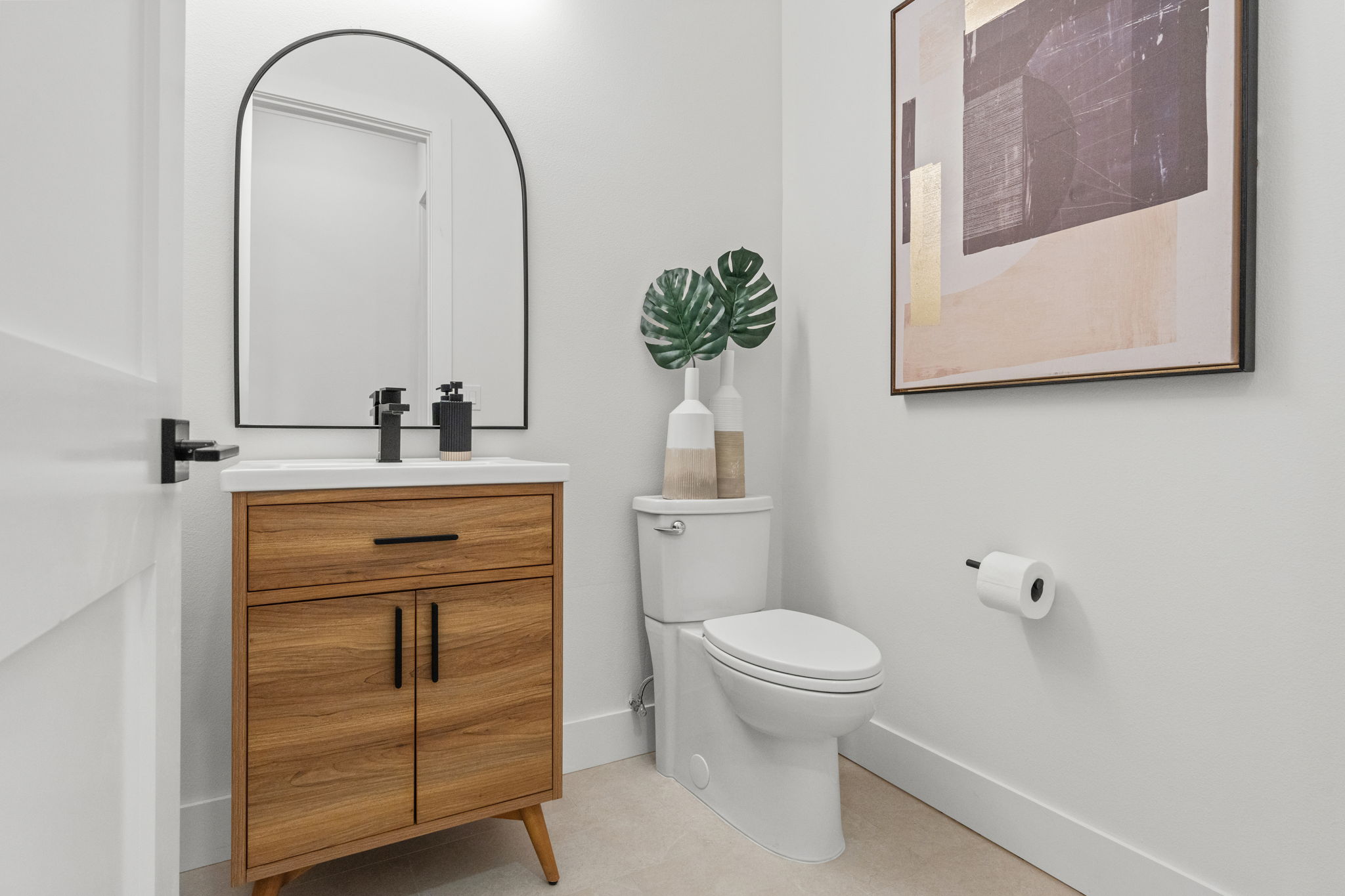 500 East Davis Boulevard Tampa, FL 33606 - Photo 16 of 36 a bathroom with a sink a toilet and mirror