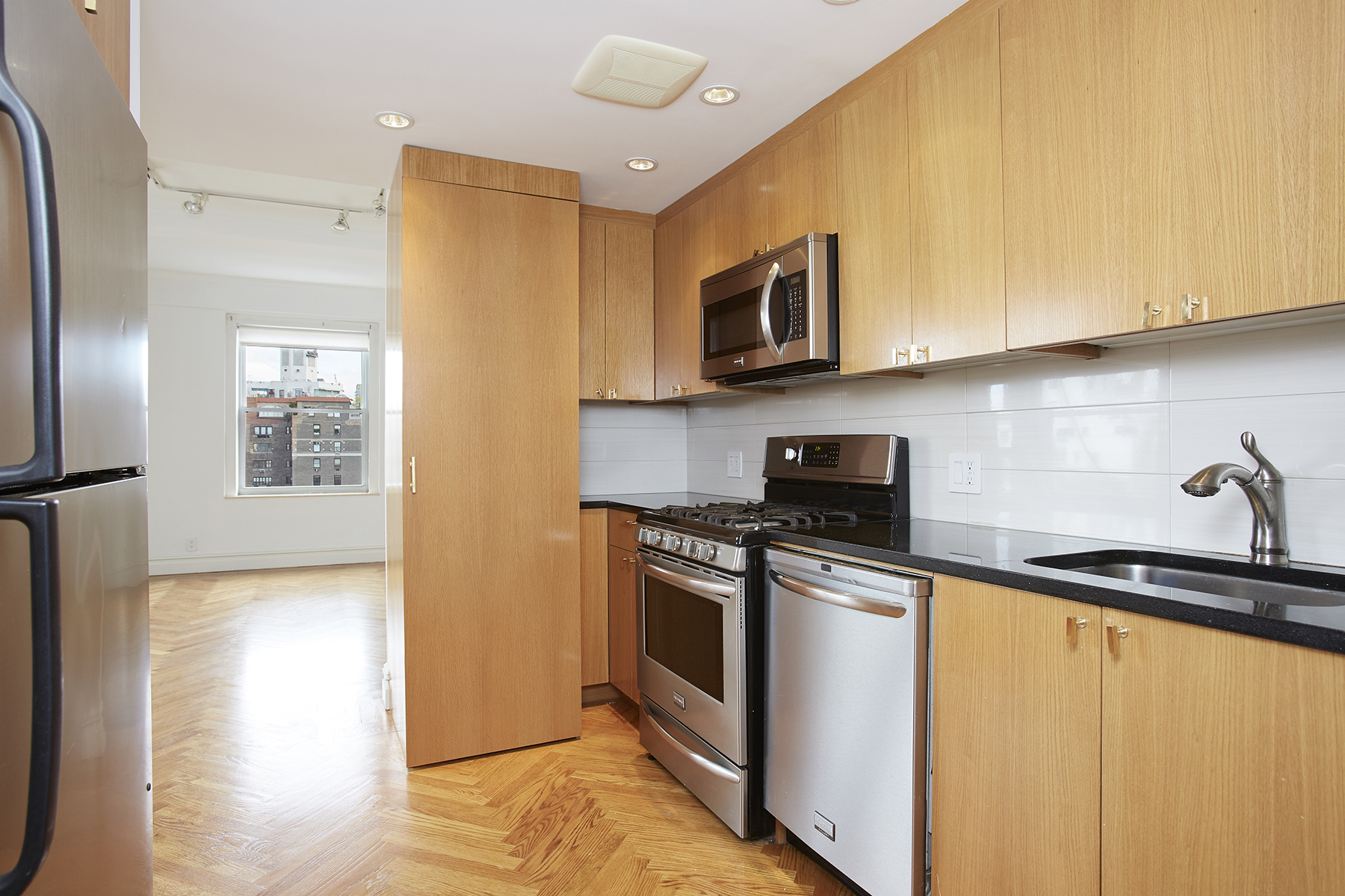 23 East 74th Street, Unit 15B Manhattan, NY 10021 - Photo 3 of 8