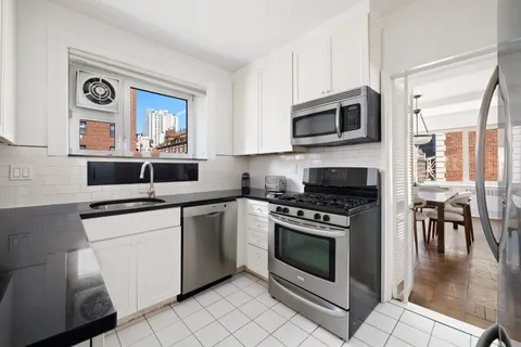 $1,285,000 | 25 Sutton Place South, Unit 16B | Sutton Place