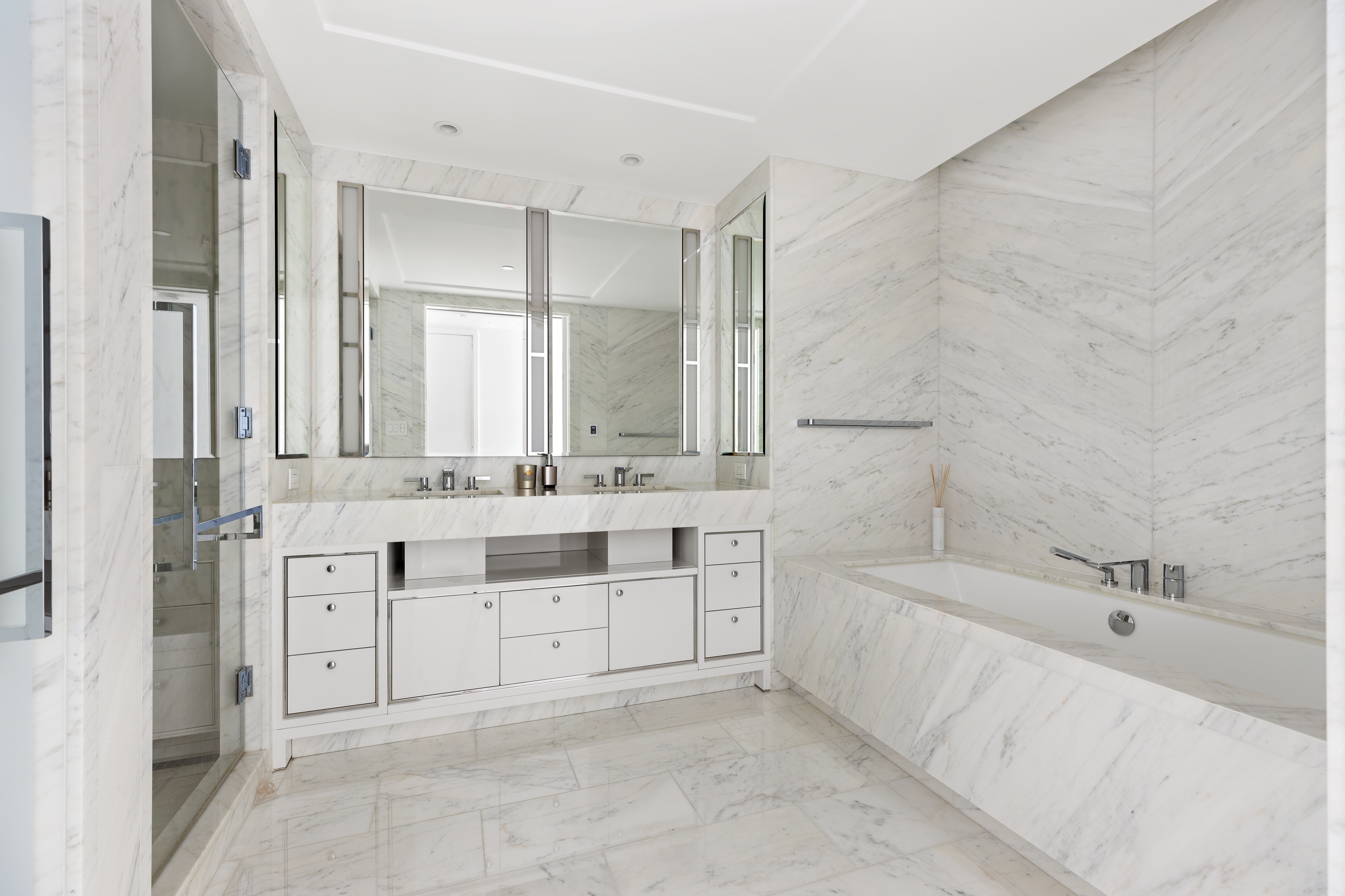 10 Riverside Boulevard, Unit 27D Manhattan, NY 10069 - Photo 6 of 21 a bathroom with a double vanity sink mirror and bathtub
