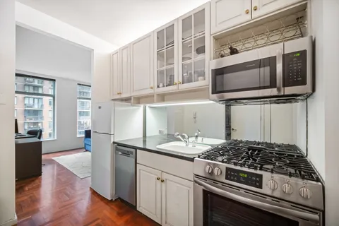 $3,450 | 250 East 54th Street, Unit 5E | Midtown East