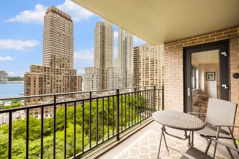 $895,000 | 185 West End Avenue, Unit 14M | Upper West Side