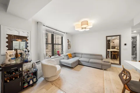 $1,049,000 | 201 West 74th Street, Unit 8G | Upper West Side