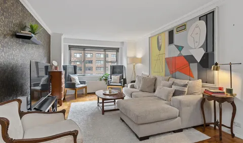 $685,000 | 300 East 40th Street, Unit 9V | Murray Hill