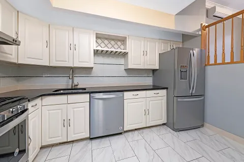 $4,000 | 225 East 86th Street, Unit 301 | Upper East Side