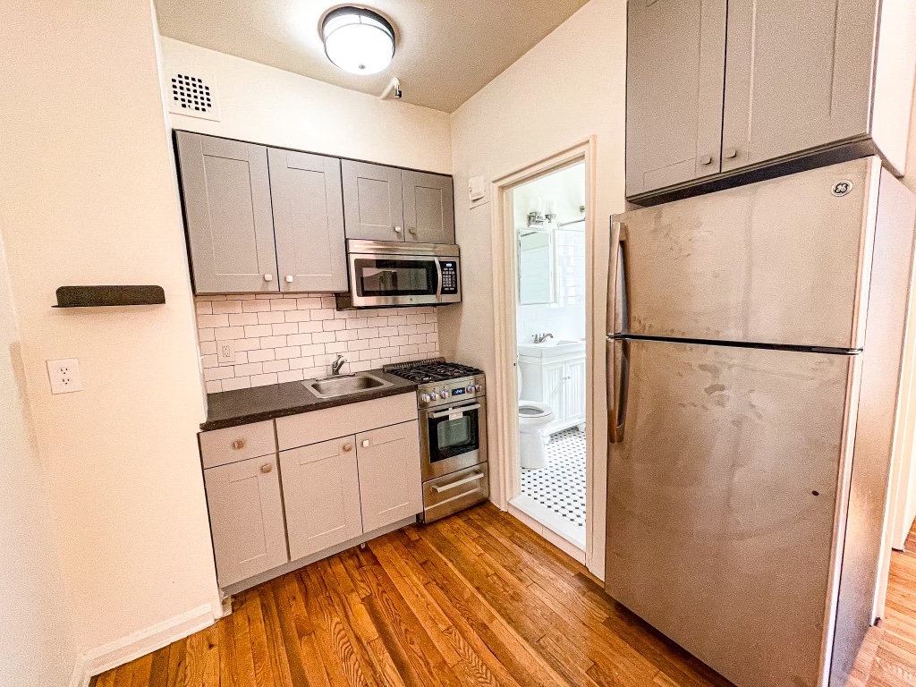 129 East 39th Street, Unit 2B Manhattan, NY 10016 - Photo 4 of 5
