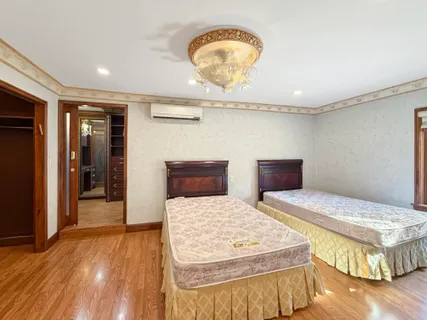 $1,098,000 | 3731 Maple Avenue | Seagate