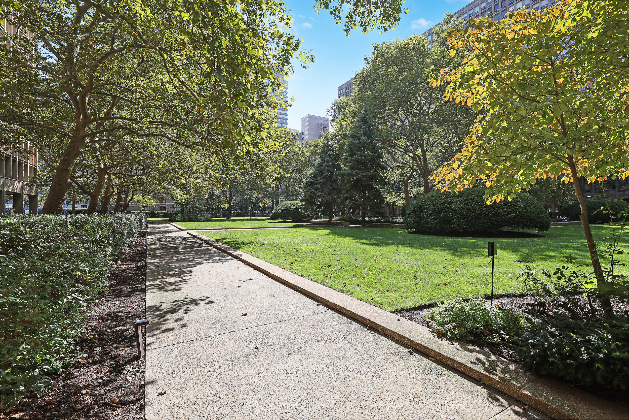 300 East 33rd Street, Unit 21K Manhattan, NY 10016 - Photo 14 of 17 a view of backyard with green space