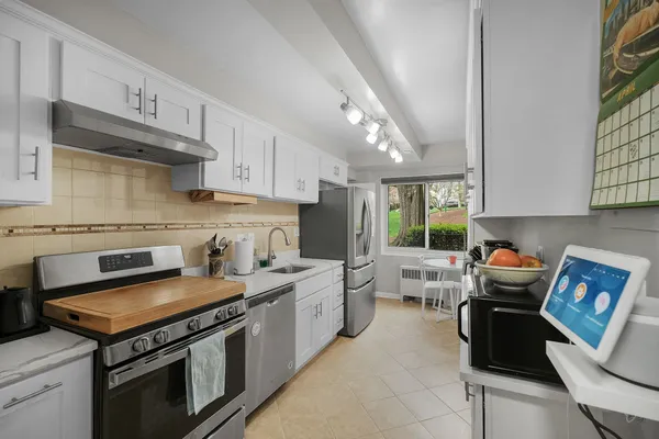 $5,100 | 4201 Cathedral Avenue Northwest, Unit 114W, Washington, DC 20016