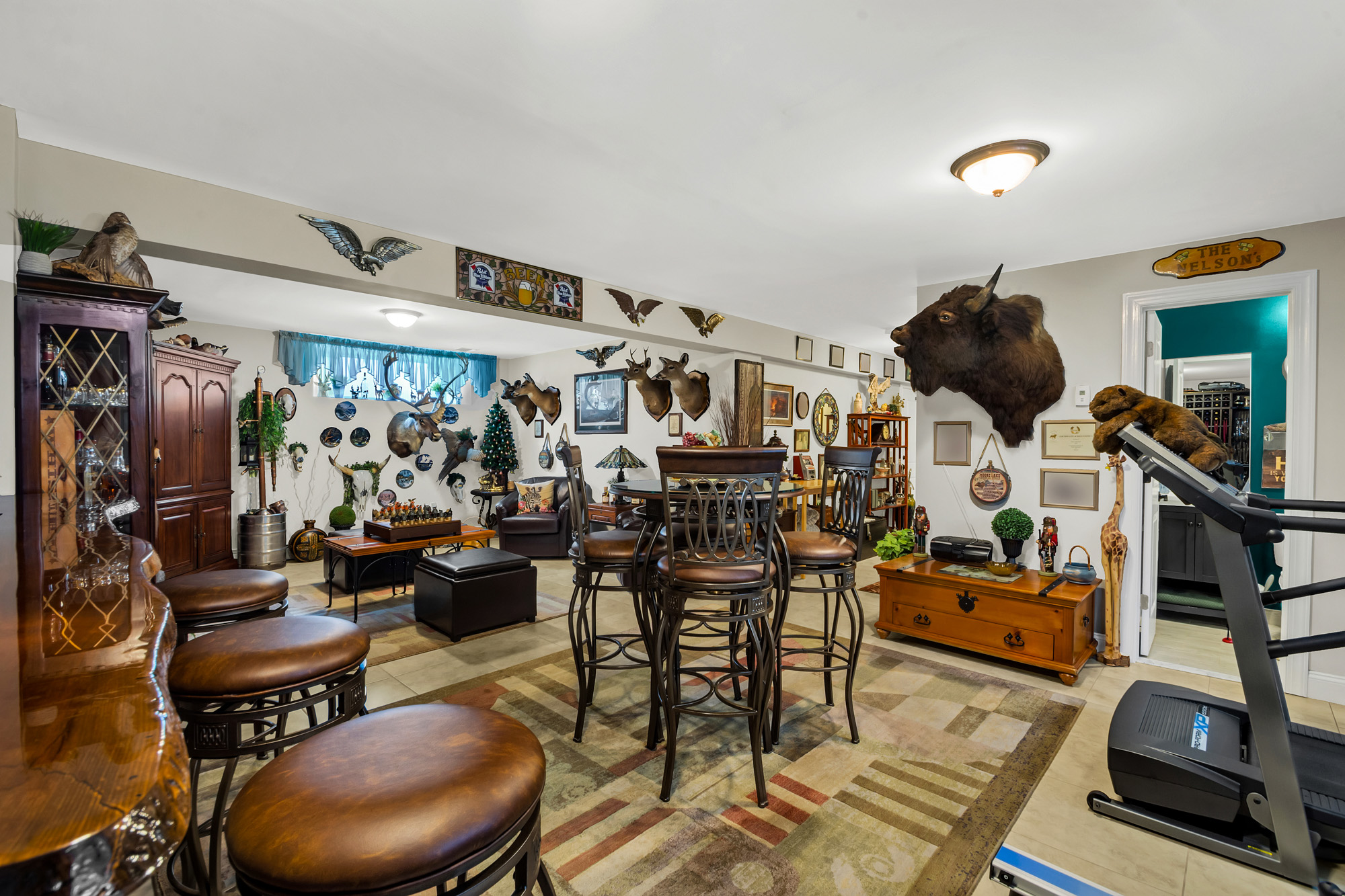909 Jewett Avenue Staten Island, NY 10314 - Photo 32 of 65 a living room filled with furniture and a chair