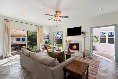 $1,100,000 | 909 East 50th Street, Austin, TX 78751