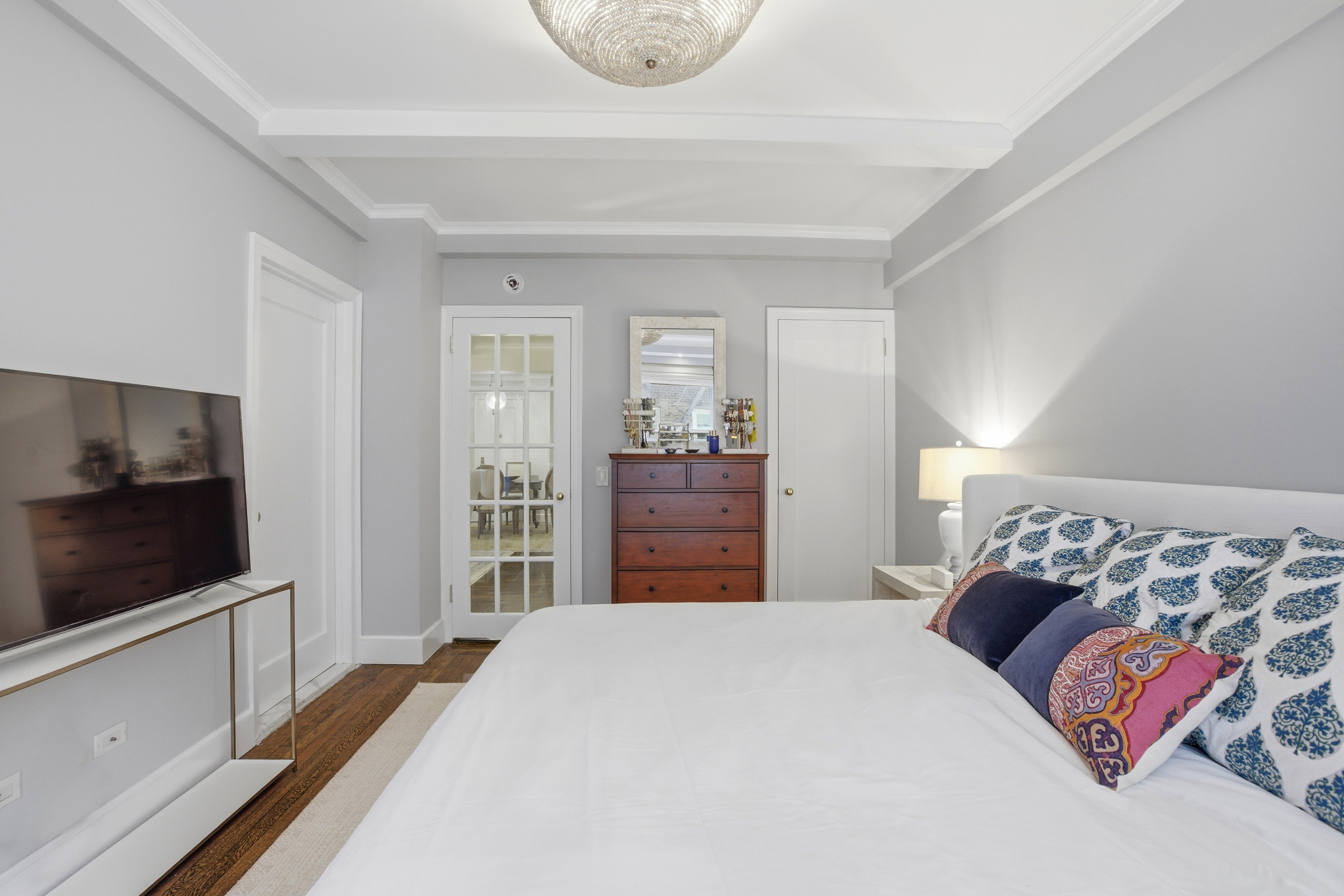 60 Gramercy Park North, Unit 8D Manhattan, NY 10010 - Photo 7 of 14 a bedroom with a bed and a flat screen tv