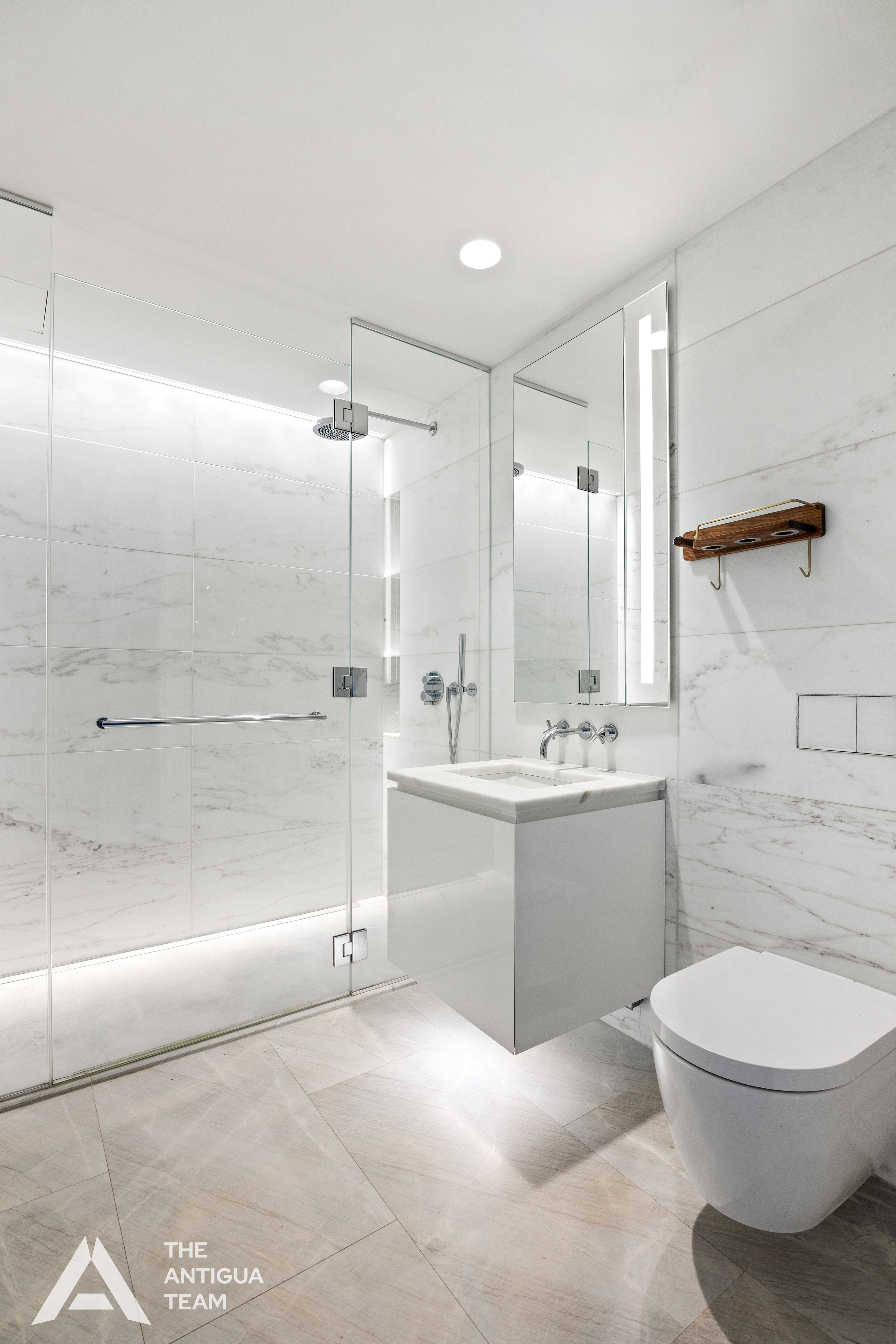 695 1st Avenue, Unit 34A Manhattan, NY 10016 - Photo 5 of 21 a bathroom with a toilet a sink and bathtub